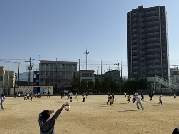 おにごっこを楽しむ児童