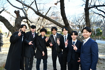 公園でポーズをとる男性7人