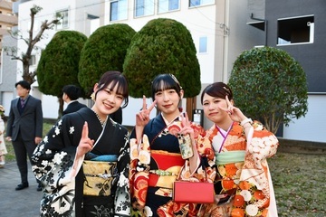 公園の木の前でポーズをとる女性3人