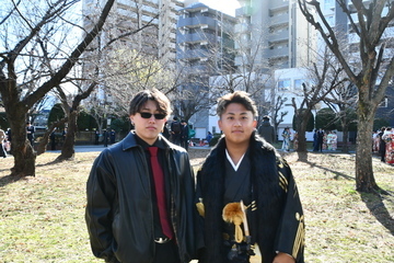 公園でスーツとはかまを着ている男性2人