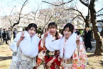 公園でピースをする女性3人