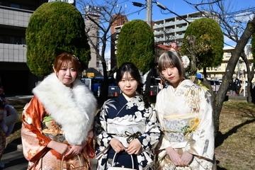 公園で振袖を着ている女性3人