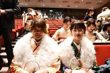 式典会場で座る女性2人