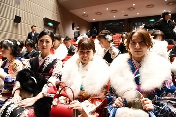 式典会場で並んで座る女性3人