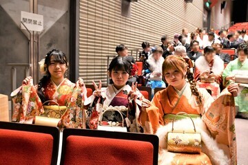 式典会場でポーズをとる女性3人