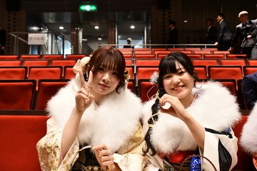 式典会場でポーズをとる女性2人