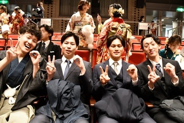 式典会場でポーズをとる男性4人