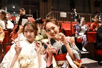 式典会場で20のポーズをとる女性2人