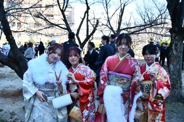 公園でポーズをとる女性4人