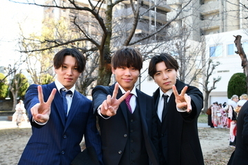 公園でピースをする男性3人