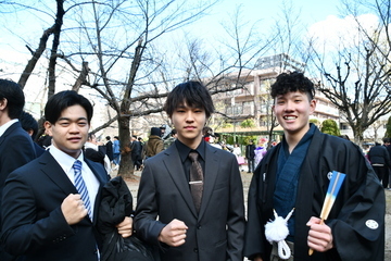 公園でポーズをとる男性3人