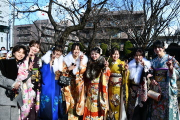 公園でピースをする女性8人