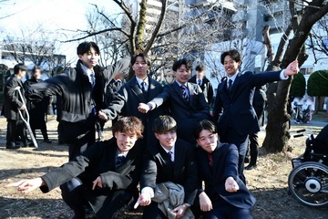 公園でポーズをとる男性7人