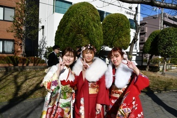 公園でポーズをとる女性3人