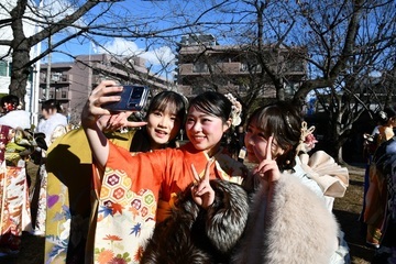 スマホで自撮りする女性3人