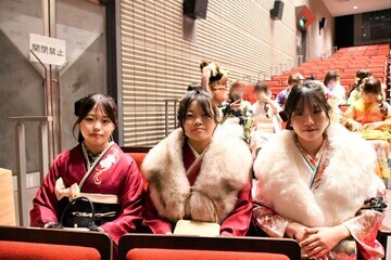 式典会場で座る女性3人