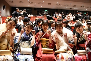 式典会場で並んで座る女性5人