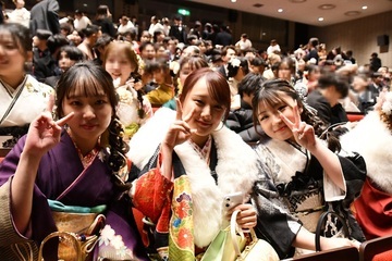 式典会場でピースをする女性3人