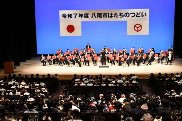 演奏する吹奏楽団