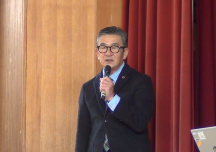 講師による講評の様子の写真