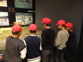 弥生文化博物館で学習していている様子です。