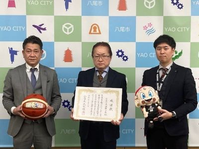 写真：大松市長　18日（水曜日）バスケットボール寄贈にかかる感謝状贈呈式【東海軽金属様、大阪エヴェッサ様】での様子　2月16日