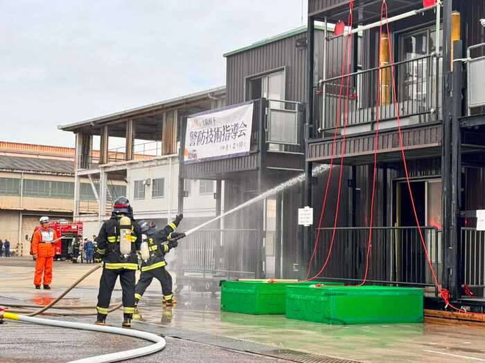 延焼危険建物への放水開始！！