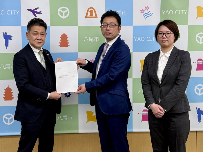 写真：座長より市長へ提言書を提出する様子