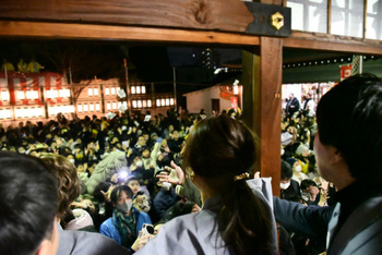 拝殿前で福豆を受け取る人たち