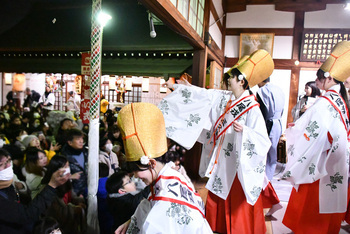 福豆を撒く福娘