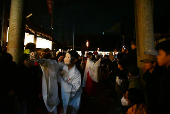 参道で福を授ける巫女