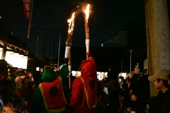 松明を掲げる鬼