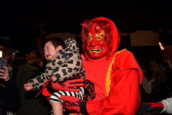 赤尾にに抱えられて泣く子ども