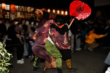取っ組み合う黒鬼と神