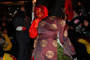 取っ組み合う鬼と神