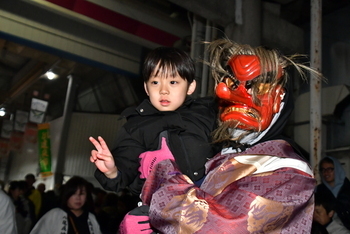 子どもを抱き上げる鬼追い神