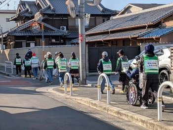 歩道のごみ拾い