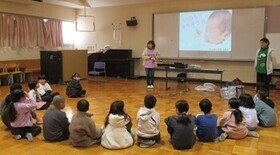 助産師さんのお話を聞く子どもたち