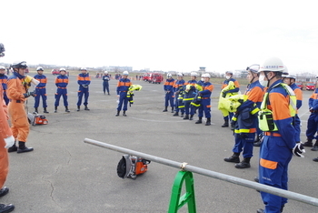 消防団員がエンジンカッターと言う金属を切断する道具を使って訓練を行っています