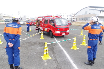 団員が消防団車両を使用して車両運転の技術の訓練をしています」