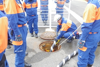 消火するための水を消防車から出すためにホースを伸ばして貯水槽から水を吸い上げます