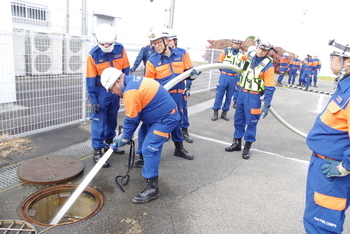 消防団員が放水訓練をしています