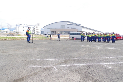 閉会式のため消防団員が整列し消防副団長が講評を行っています