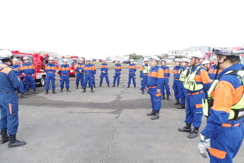 車両運転の説明をしています