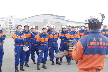 消防団員がチェーンソーと言う木材を切断する道具を使って訓練を行っています