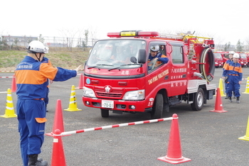 団員が消防団車両を利用して運転技術の訓練をしています