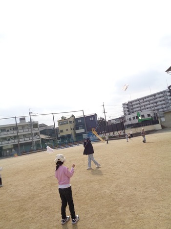 たこを揚げている一年生