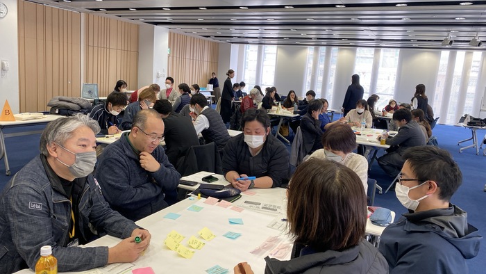 グループで意見交換している様子