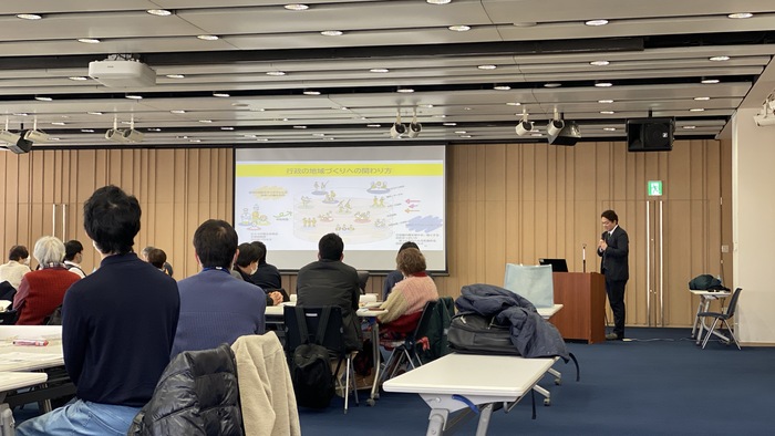 八尾市が取り組んでいる地域づくりについて説明している様子