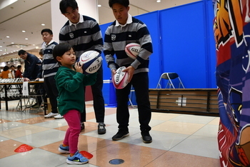 ラグビー体験をする少年